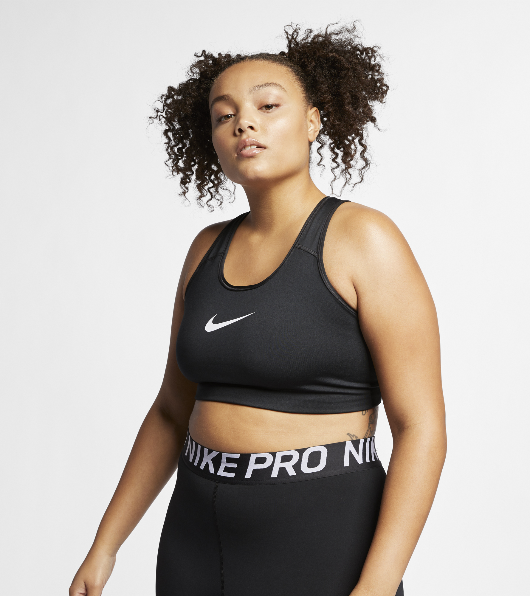 Топ плюс. Найк плюс сайз. Nike Sportswear Swoosh, Plus Size. Топ бра найк большой размер. Nike модель плюс сайз.